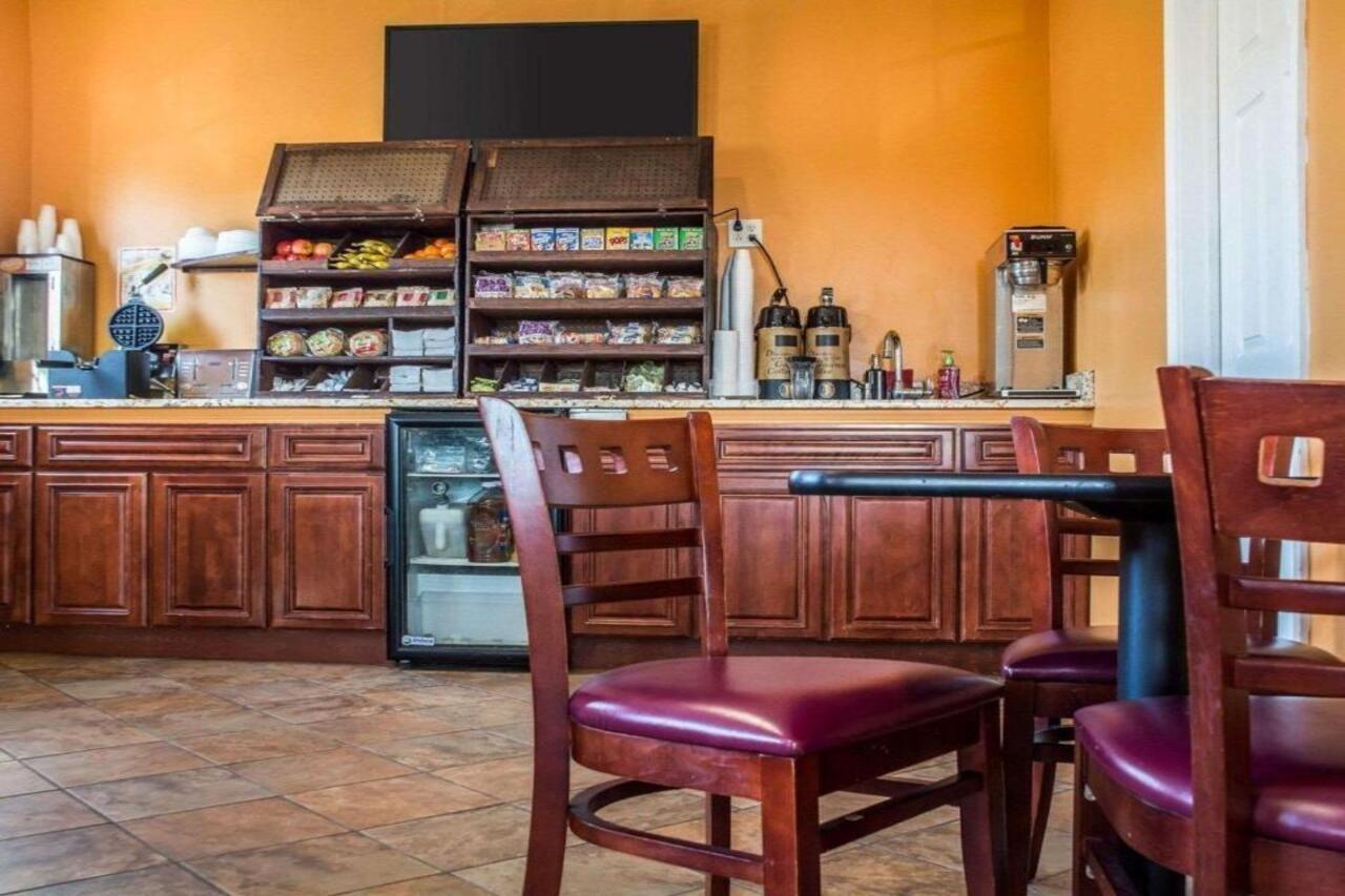 Econo Lodge & Suites Airport North Syracuse Экстерьер фото