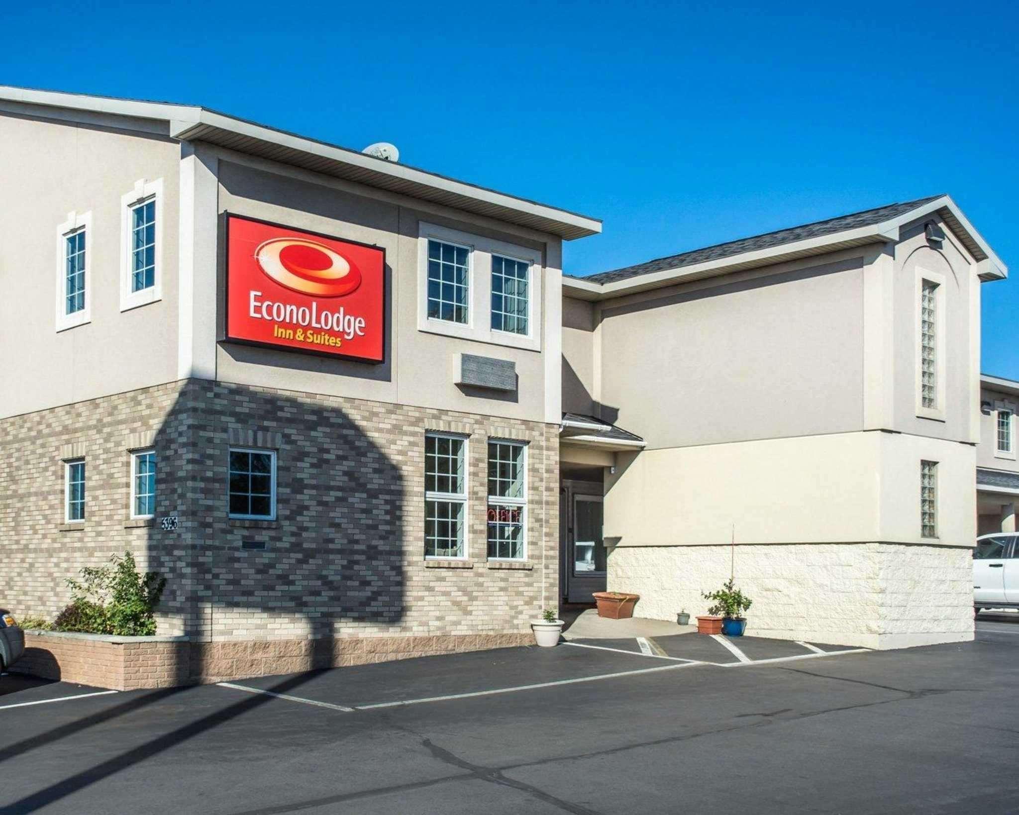 Econo Lodge & Suites Airport North Syracuse Экстерьер фото