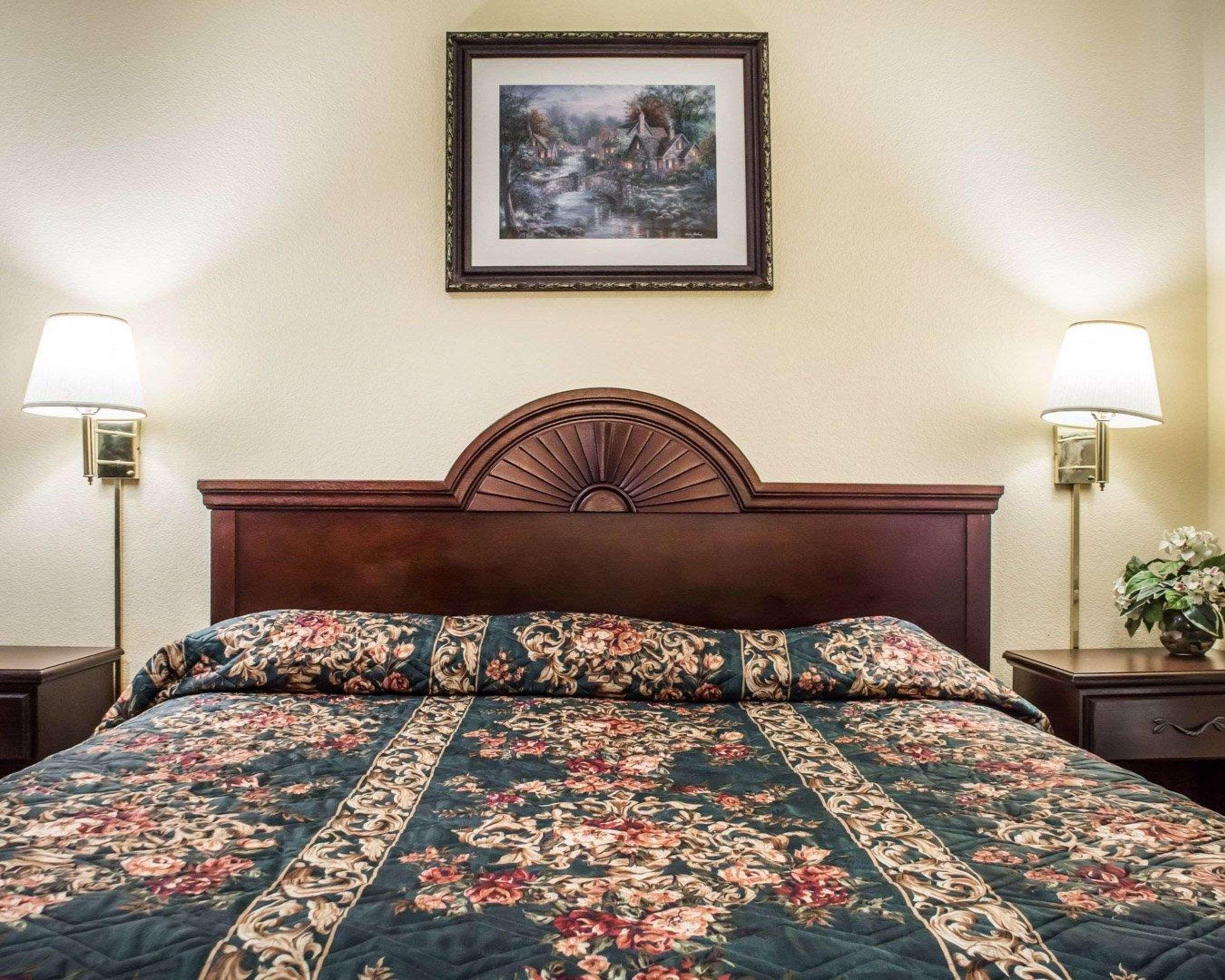 Econo Lodge & Suites Airport North Syracuse Экстерьер фото