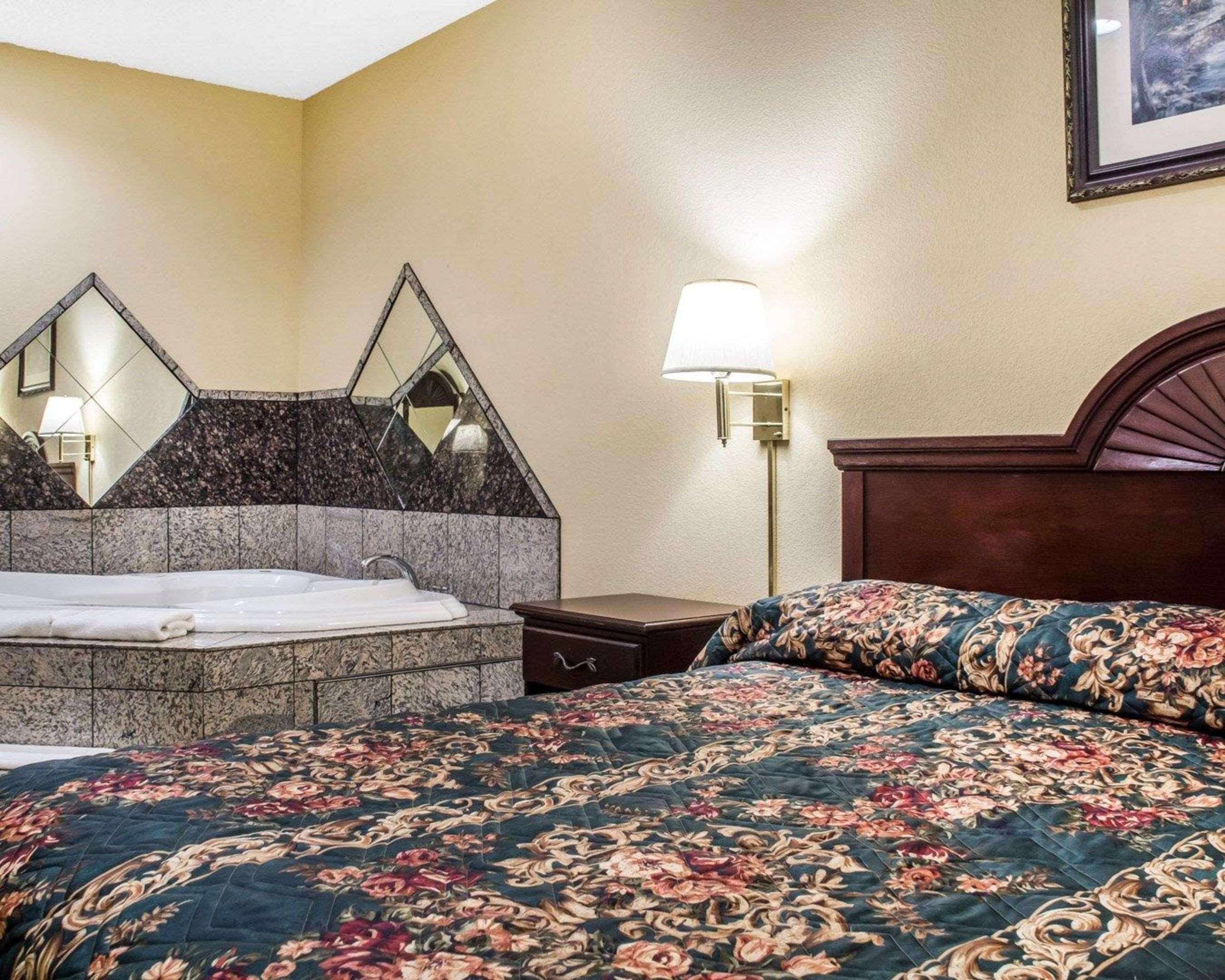 Econo Lodge & Suites Airport North Syracuse Экстерьер фото