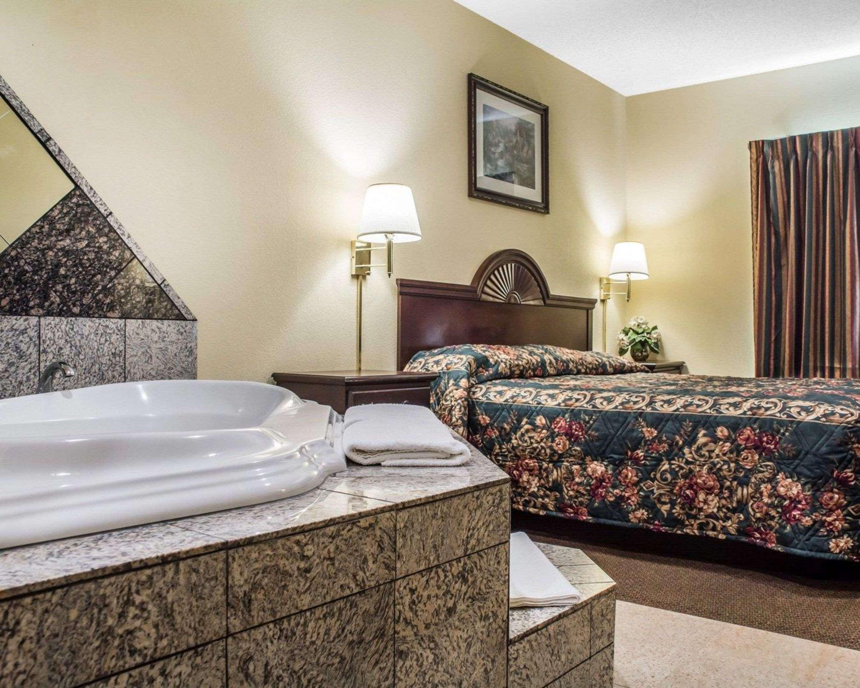 Econo Lodge & Suites Airport North Syracuse Экстерьер фото