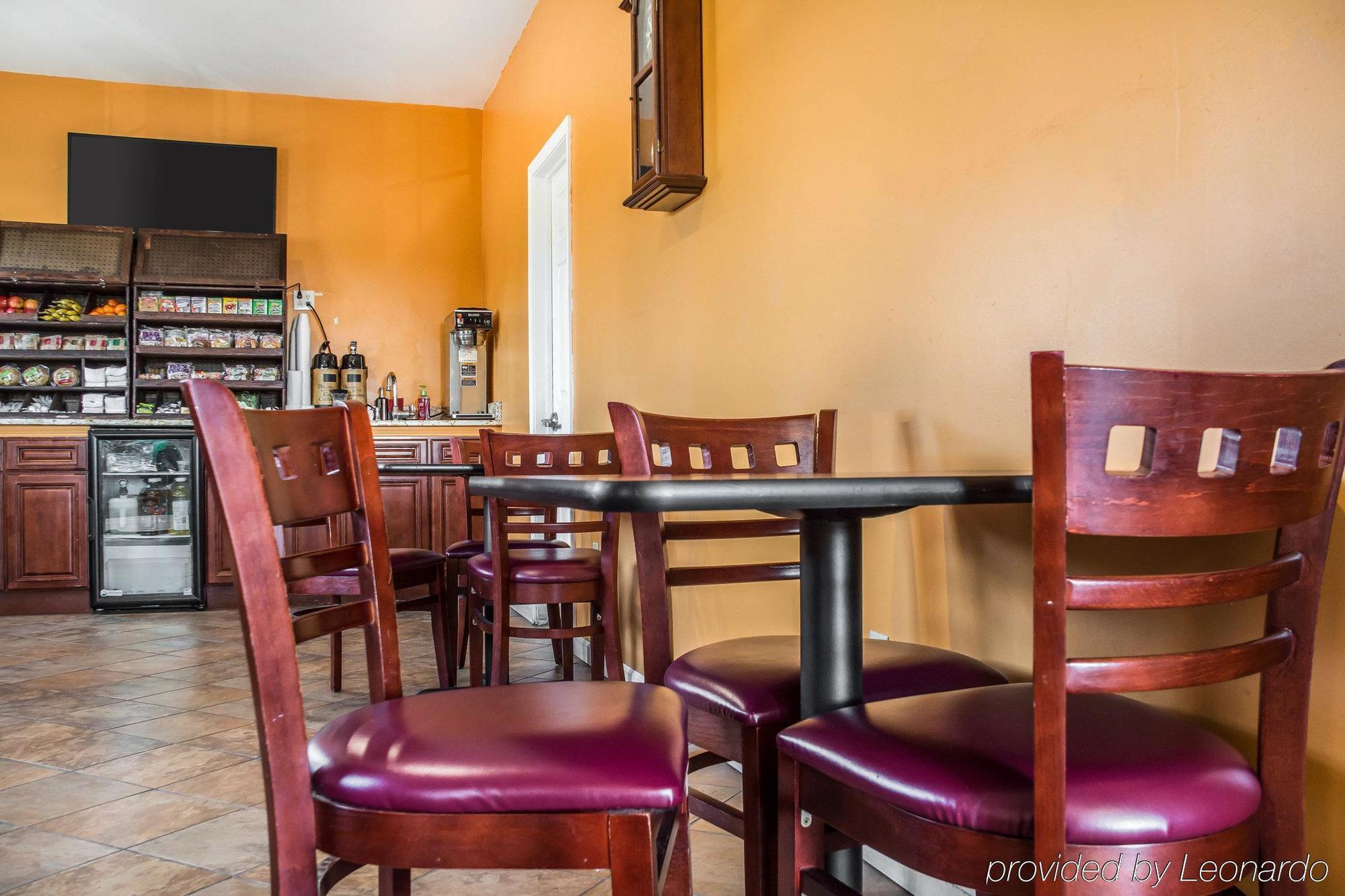 Econo Lodge & Suites Airport North Syracuse Экстерьер фото