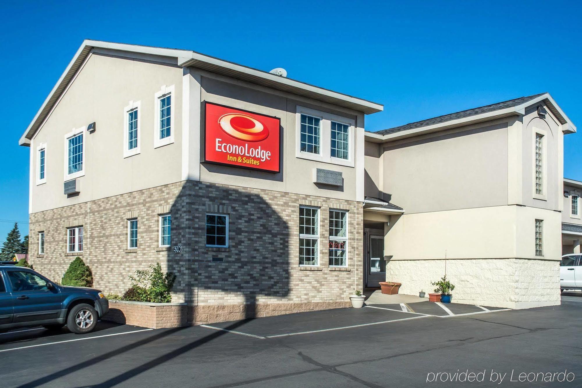 Econo Lodge & Suites Airport North Syracuse Экстерьер фото