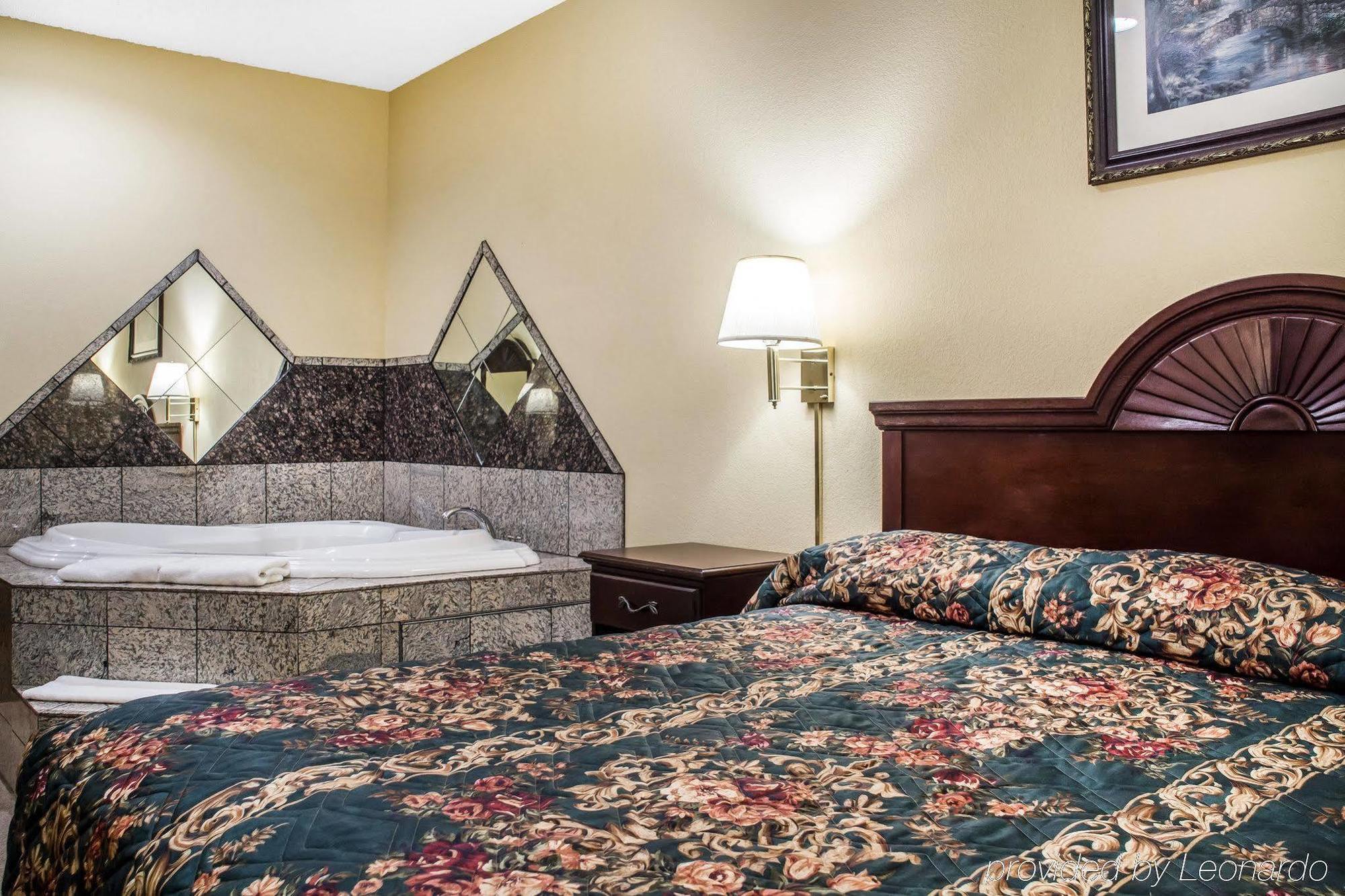 Econo Lodge & Suites Airport North Syracuse Экстерьер фото