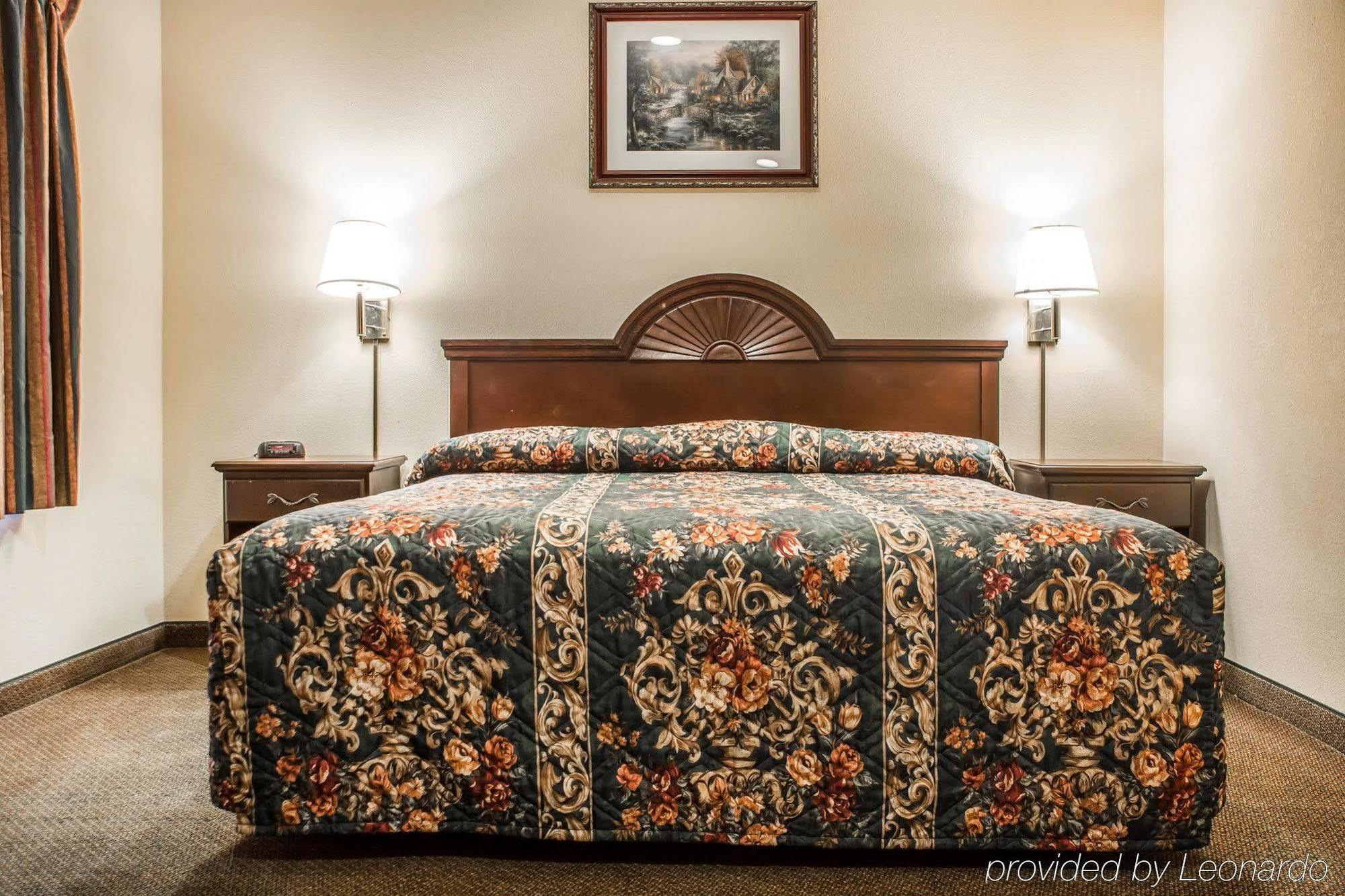 Econo Lodge & Suites Airport North Syracuse Экстерьер фото