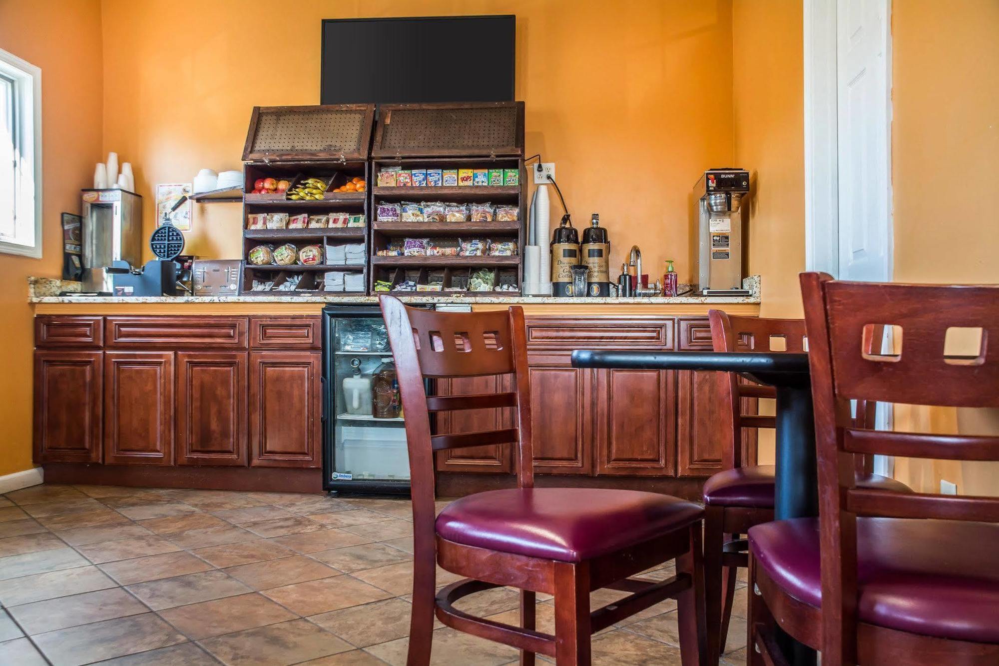 Econo Lodge & Suites Airport North Syracuse Экстерьер фото