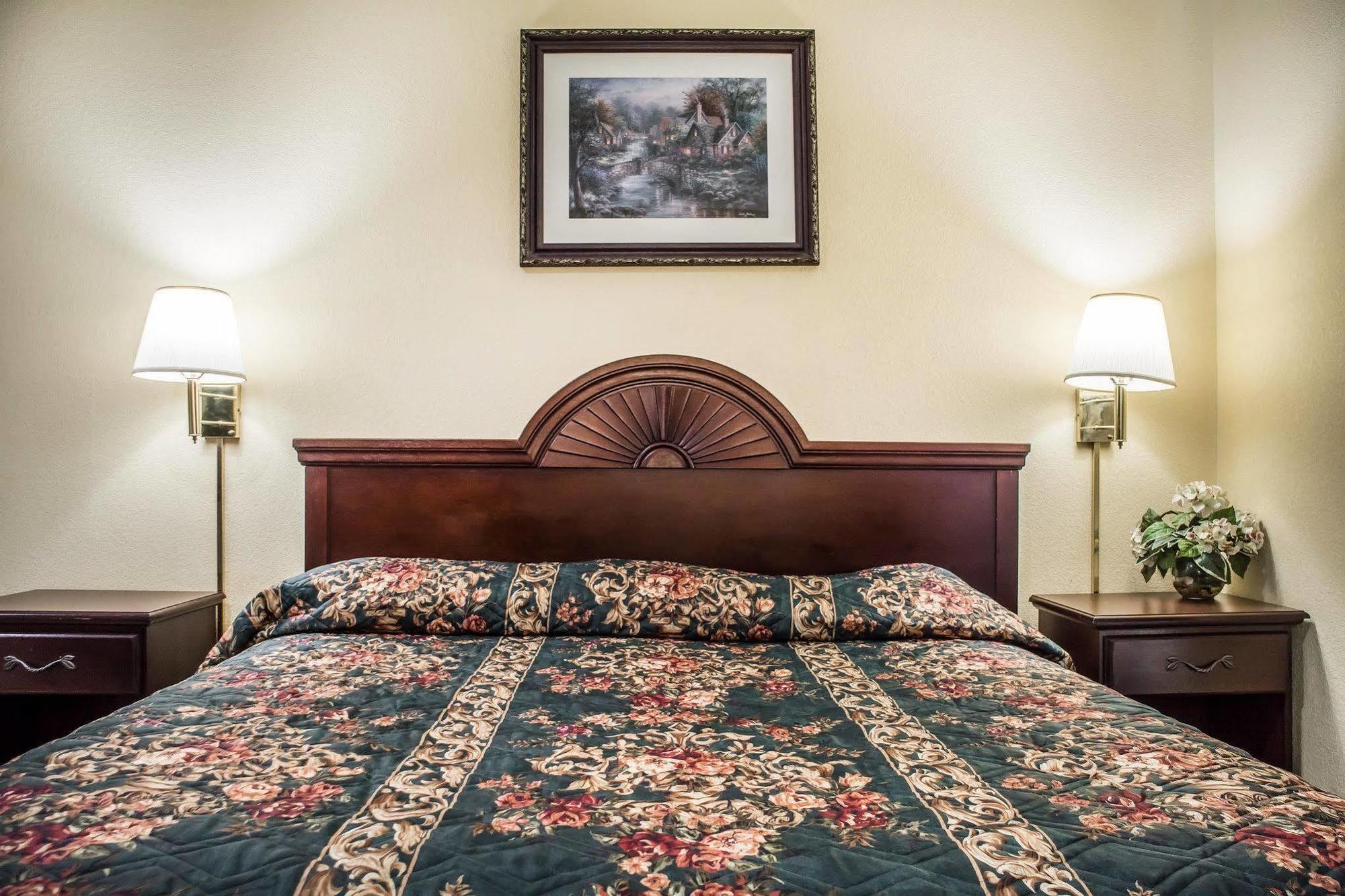 Econo Lodge & Suites Airport North Syracuse Экстерьер фото